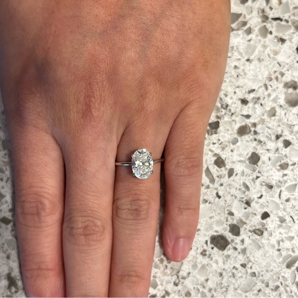 One laboratory grown oval brilliant diamond set in an 18 karat white gold ring. - Picture 6 of 7